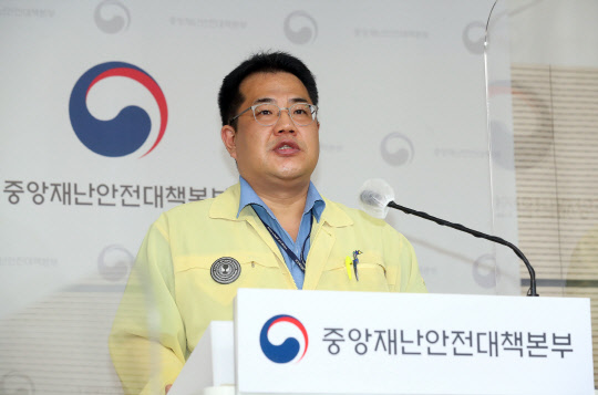 손영래 중앙사고수습본부 사회전략반장이 13일 코로나19 중앙재난안전대책본부 정례브리핑에서 발표하고 있다. 보건복지부.